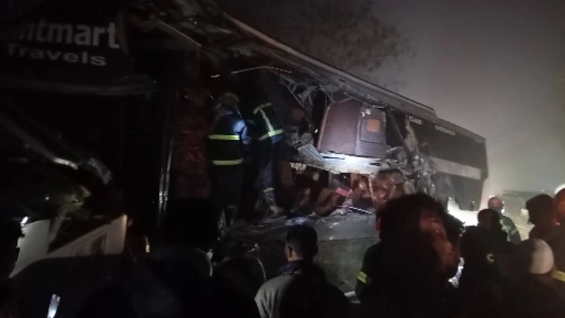 চট্টগ্রামে মধ্যরাতে বাস দুর্ঘটনায় নৌবাহিনীর সদস্যসহ নিহত ৩