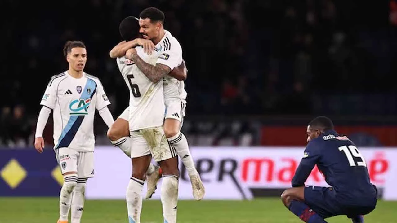 প্রতিবেশীর কাছে হেরে বিদায় চ্যাম্পিয়ন পিএসজির