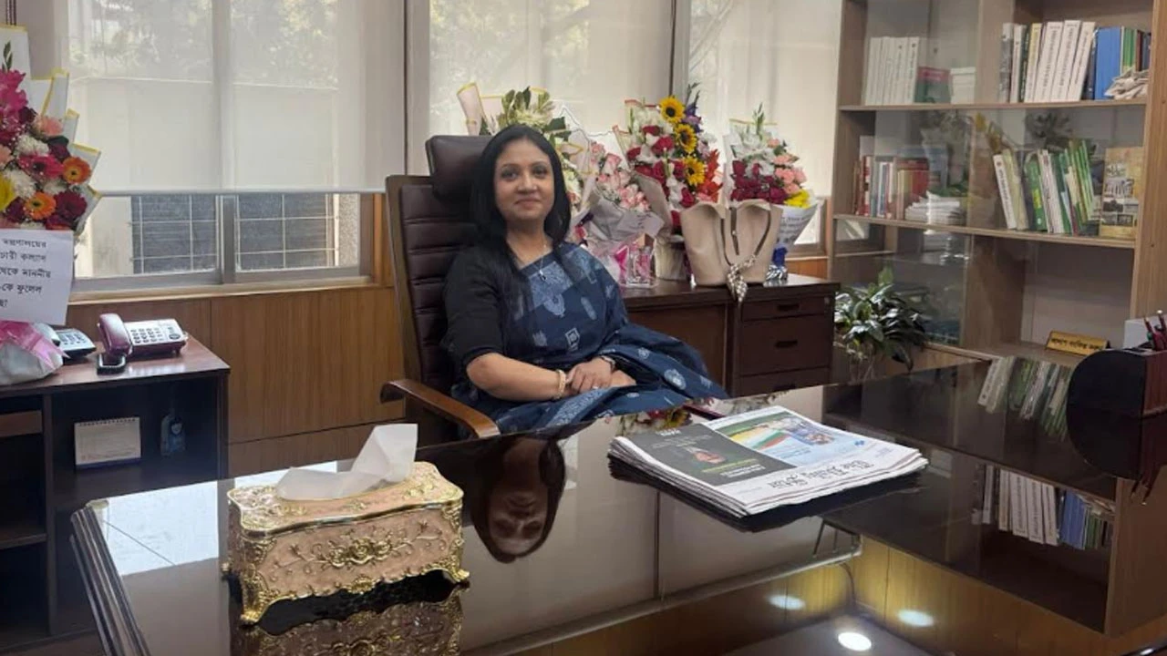 পিতার তিন দশক পর একই মন্ত্রণালয়ের প্রতিমন্ত্রী মেয়ে পুতুল