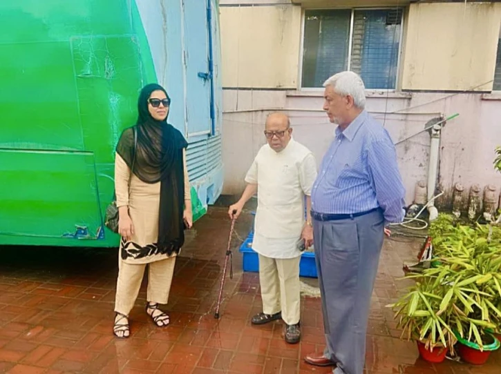 পাশে আছেন বারডেমের স্বপ্নচারী সংগঠক এ কে আজাদ